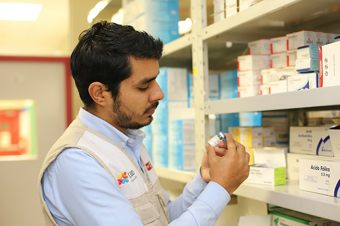 Apotheker in Bad Aibling sucht Medikamente raus